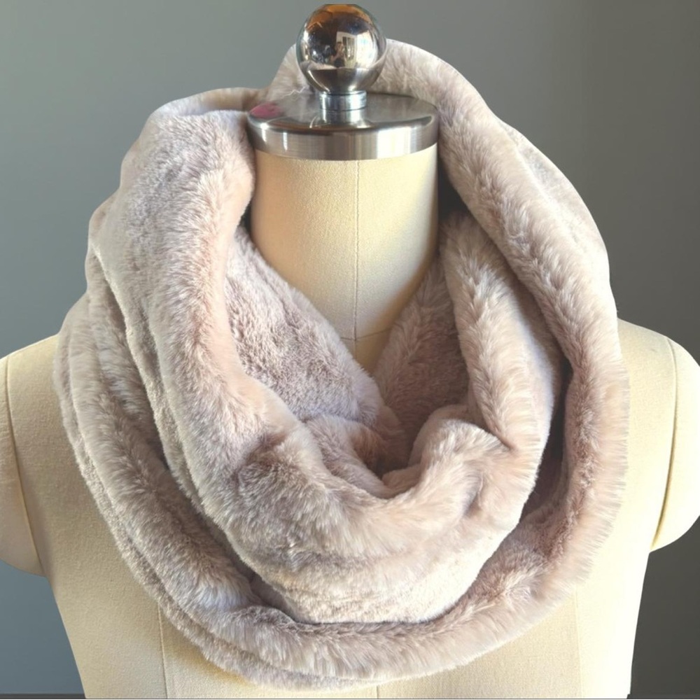 Luxurious Cream Faux Fur Infinity Scarf
